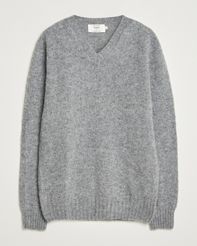 Harley Of Scotland for Care of Carl Harley Of Scotland Brushed Supersoft Lambswool V-Neck Mid Grey – Harmaa