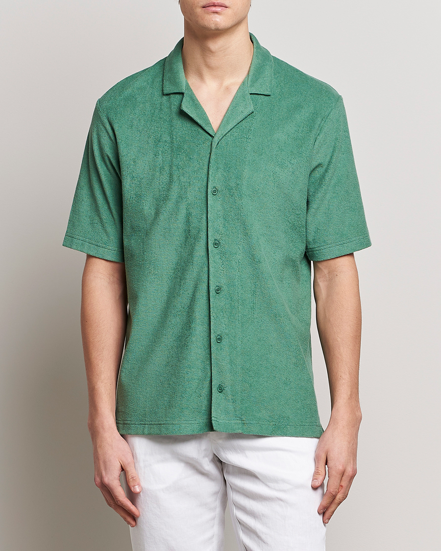 Mies | Lyhythihaiset kauluspaidat | Sunspel | Towelling Camp Collar Shirt Thyme Green