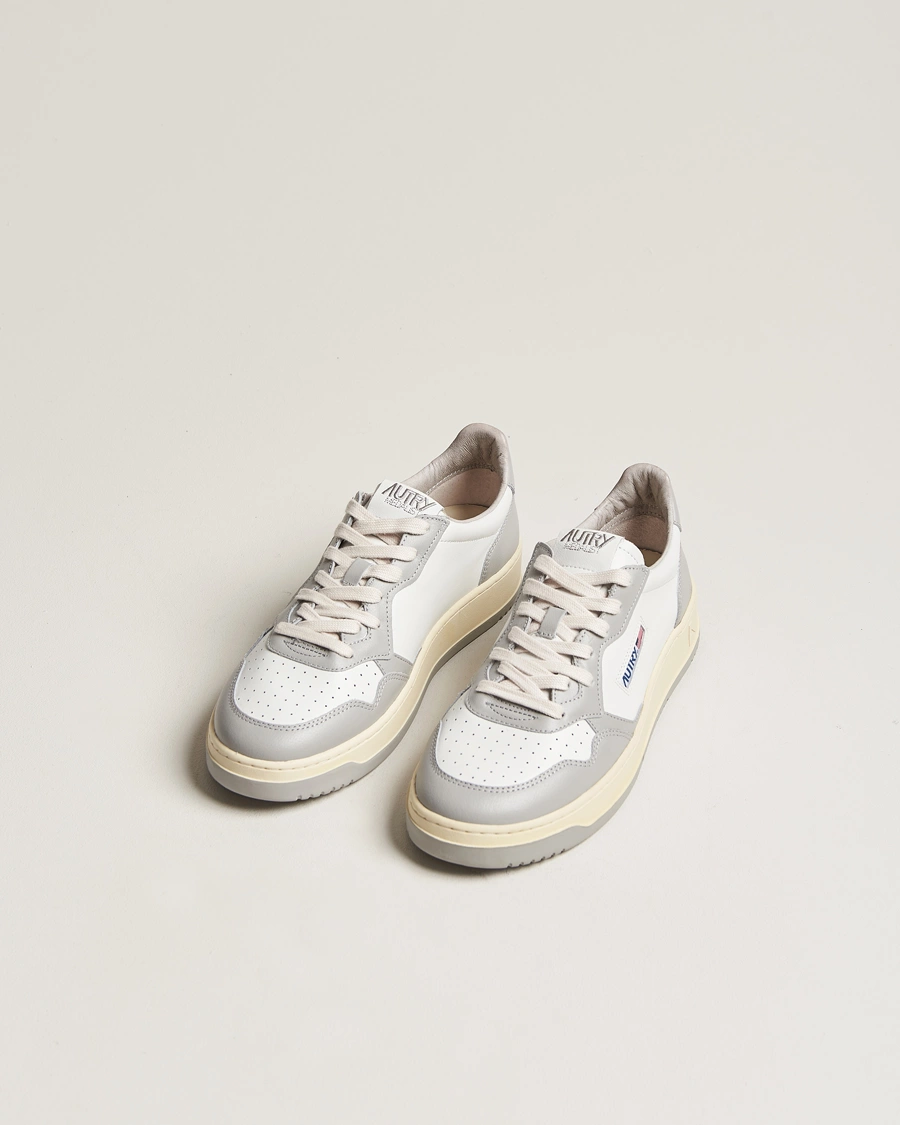 Mies | Matalavartiset tennarit | Autry | Medalist Low Bicolor Leather Sneaker White/Grey