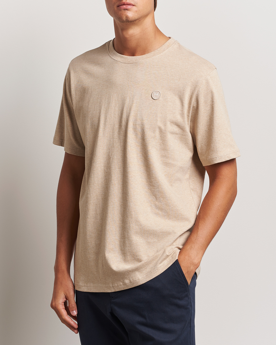 Mies |  | KnowledgeCotton Apparel | Loake Badge T-Shirt Safari Melange