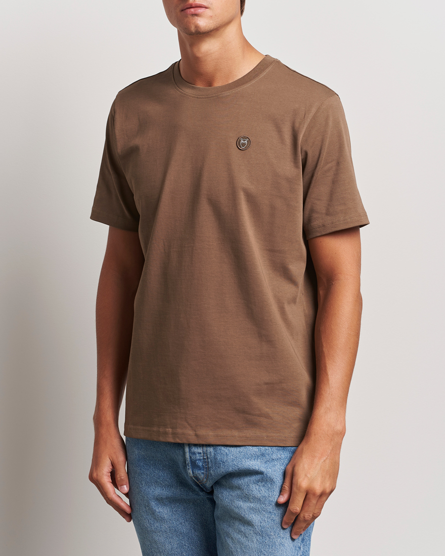 Mies |  | KnowledgeCotton Apparel | Loake Badge T-Shirt Brown