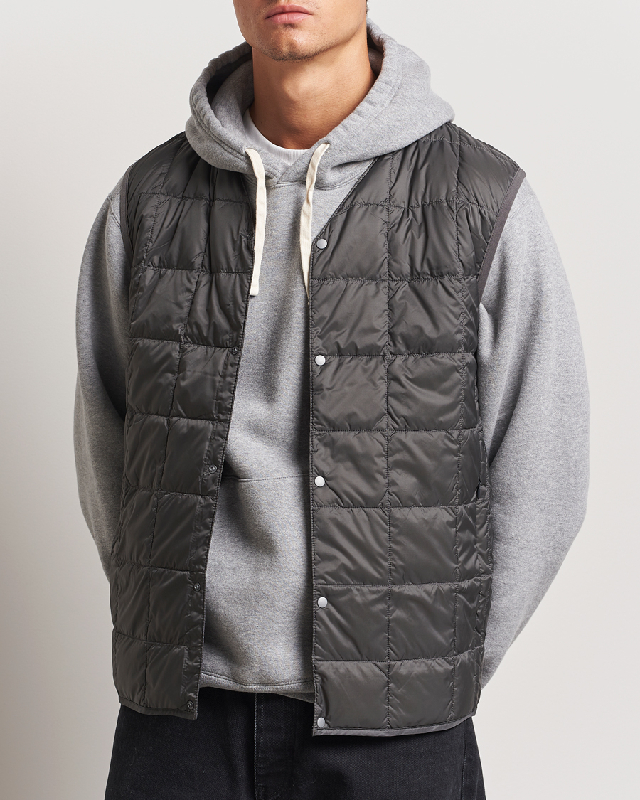 Mies | Takit | TAION | V-Neck Lightweight Down Vest Dark Grey