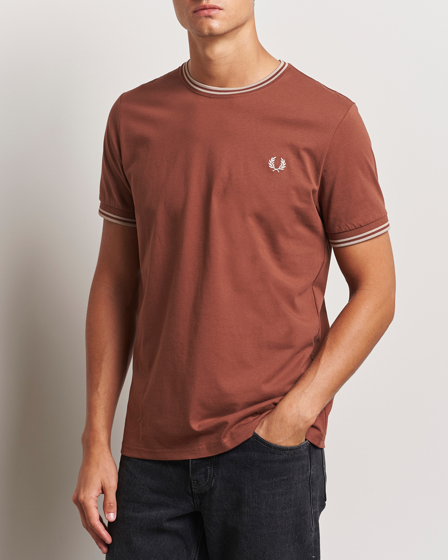 Mies |  | Fred Perry | Twin Tipped T-Shirt Whiskey Brown