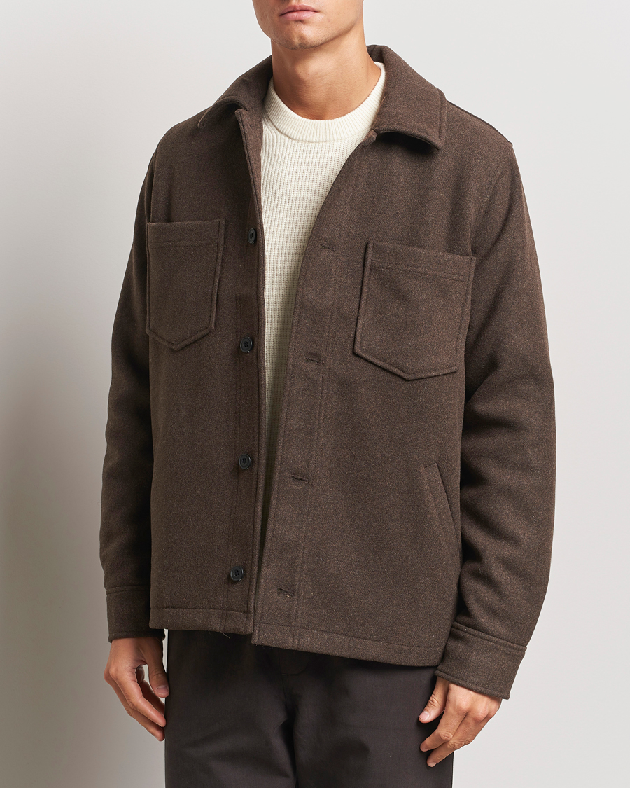 Mies | Minimalistiset takit | Samsøe Samsøe | Pally Padded Shirt Jacket Chocolate Brown