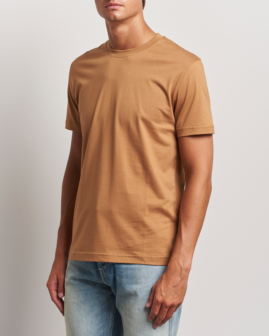 Mies | Uudet tuotekuvat | Tiger of Sweden | Dillan Crew Neck T-Shirt Warm Forest