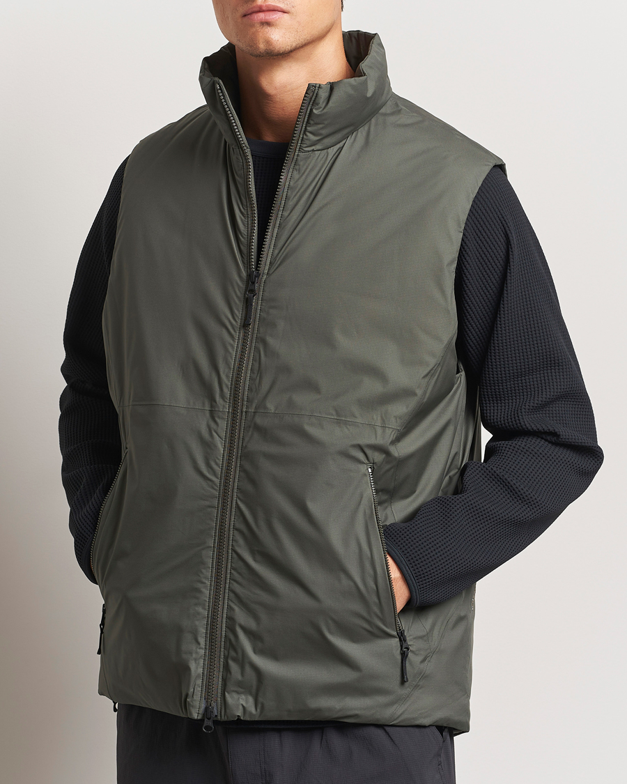 Mies | Active | Goldwin | GORE-TEX Windstopper Puffy Vest Dark Olive