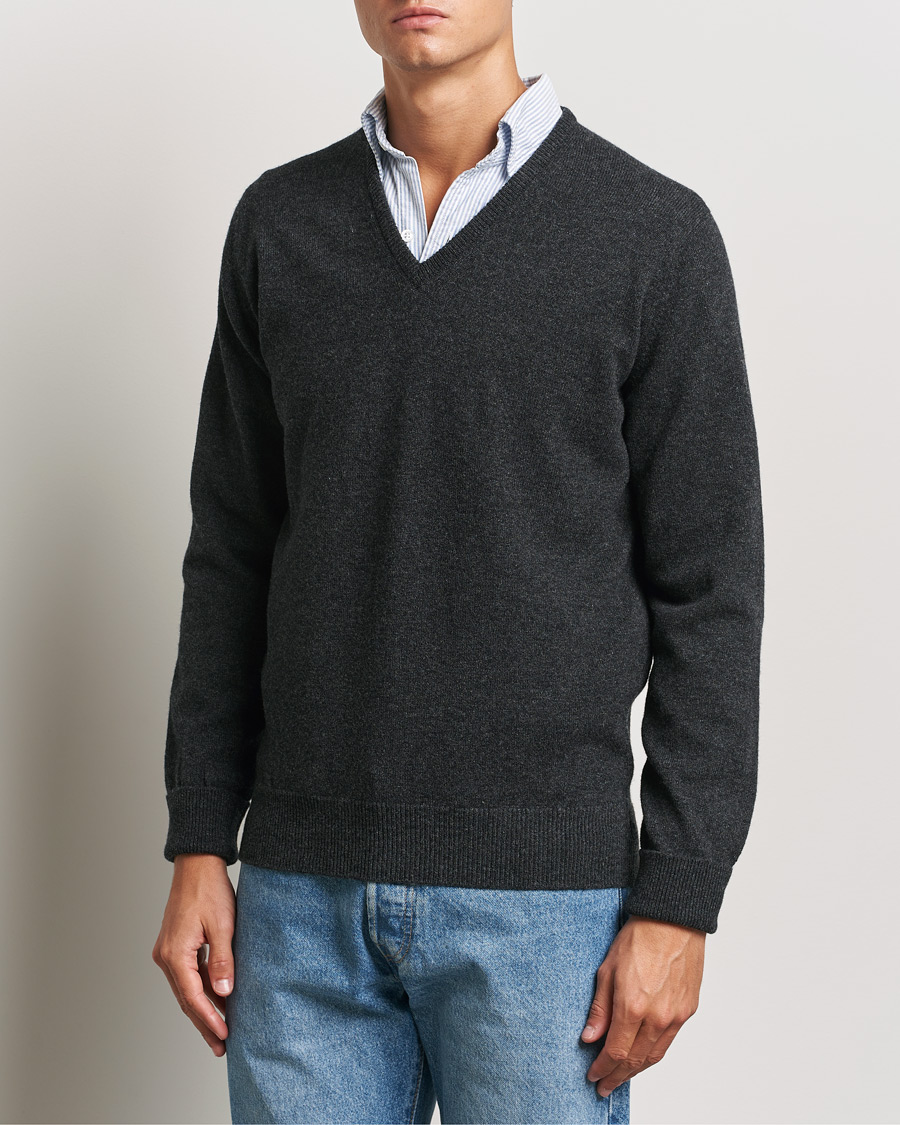 Mies | Puserot | William Lockie | Rob Lambswool V-Neck Charcoal