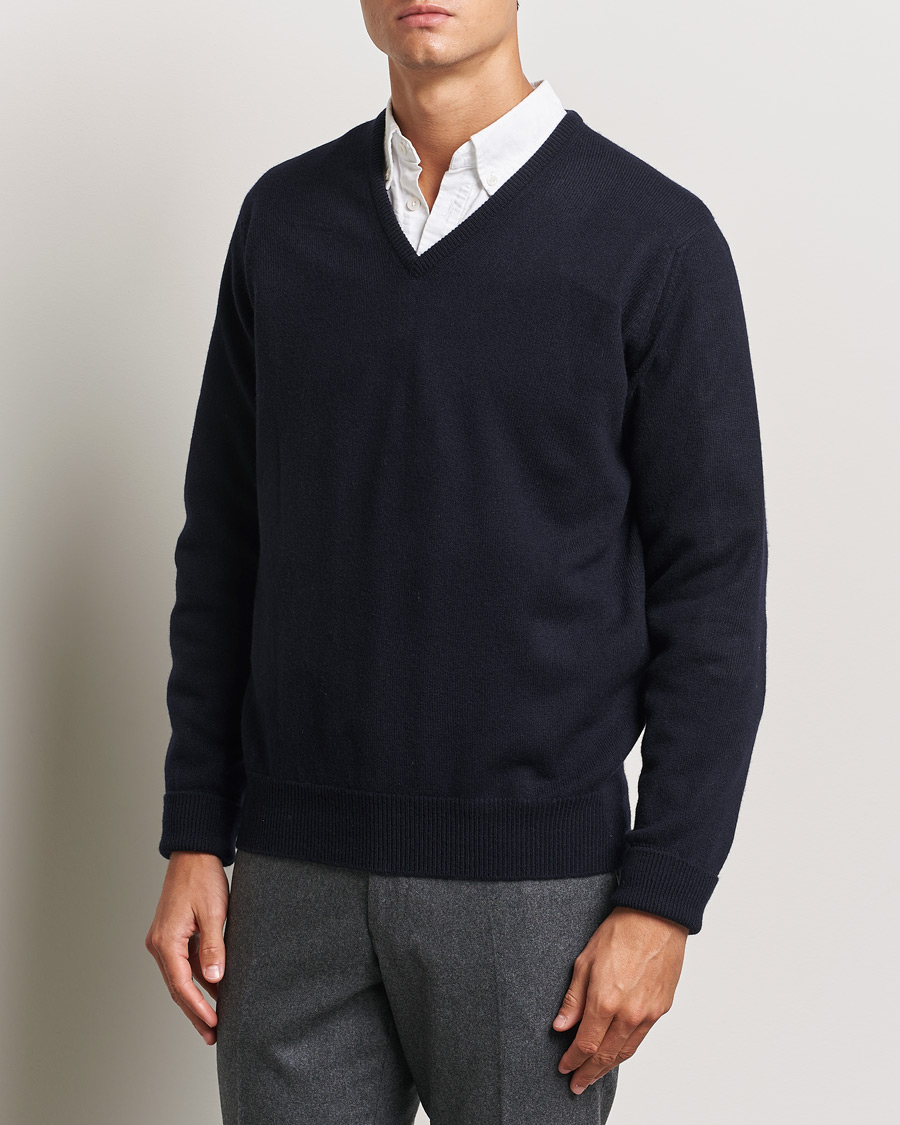 Mies | V-aukkoiset neulepuserot | William Lockie | Rob Lambswool V-Neck Navy