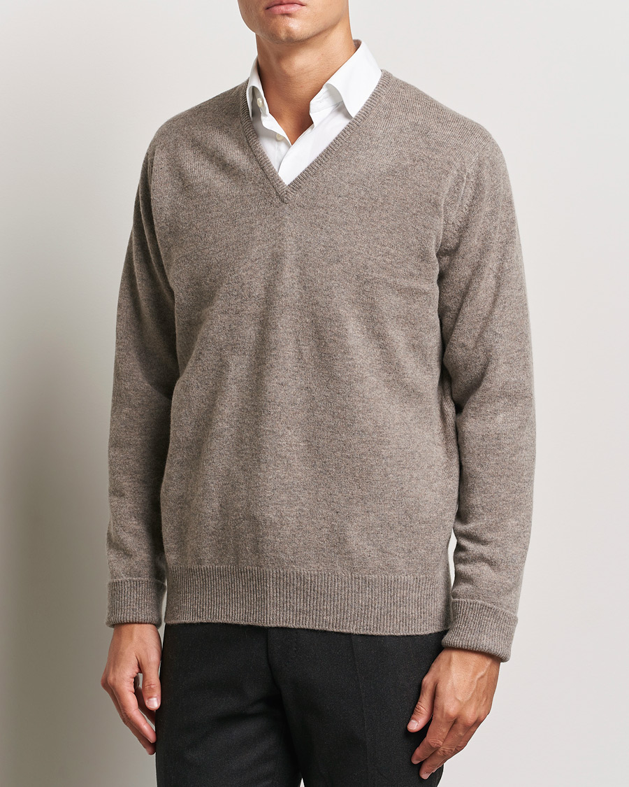 Mies | V-aukkoiset neulepuserot | William Lockie | Rob Lambswool V-Neck Vole