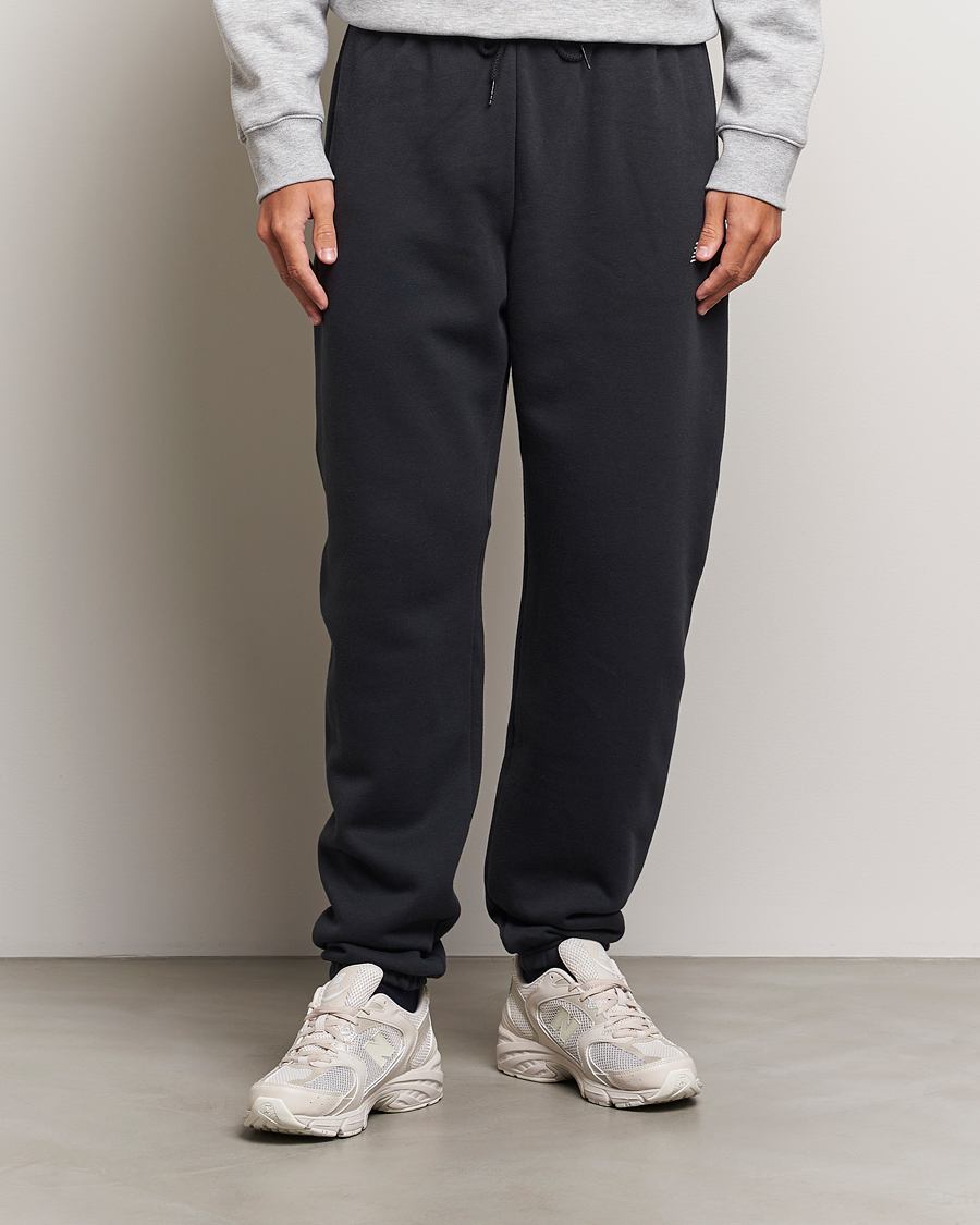 Mies | Rennot housut | New Balance | Essentials Fleece Sweatpants Black
