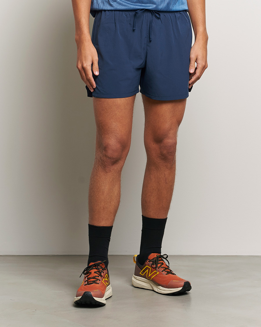 Mies |  | New Balance Running | Athletics 5 Run Shorts  Navy