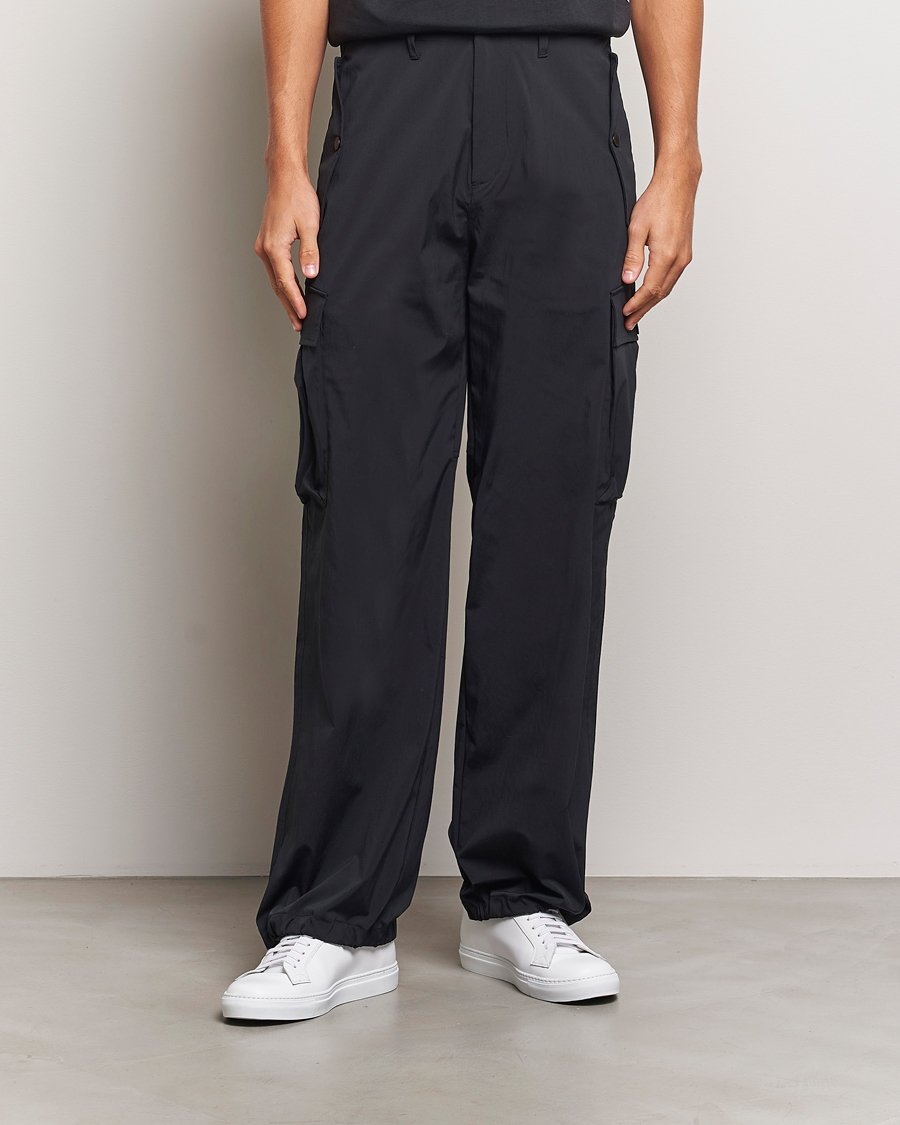 Mies | Business & Beyond - Casual | J.Lindeberg | Cosmo Tech Cargo Pants Black