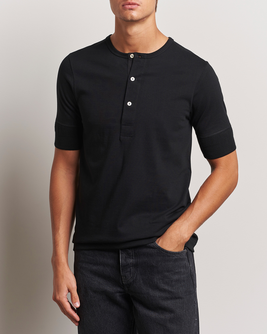 Mies |  | Merz b. Schwanen | Short Sleeve Organic Cotton Henley Black