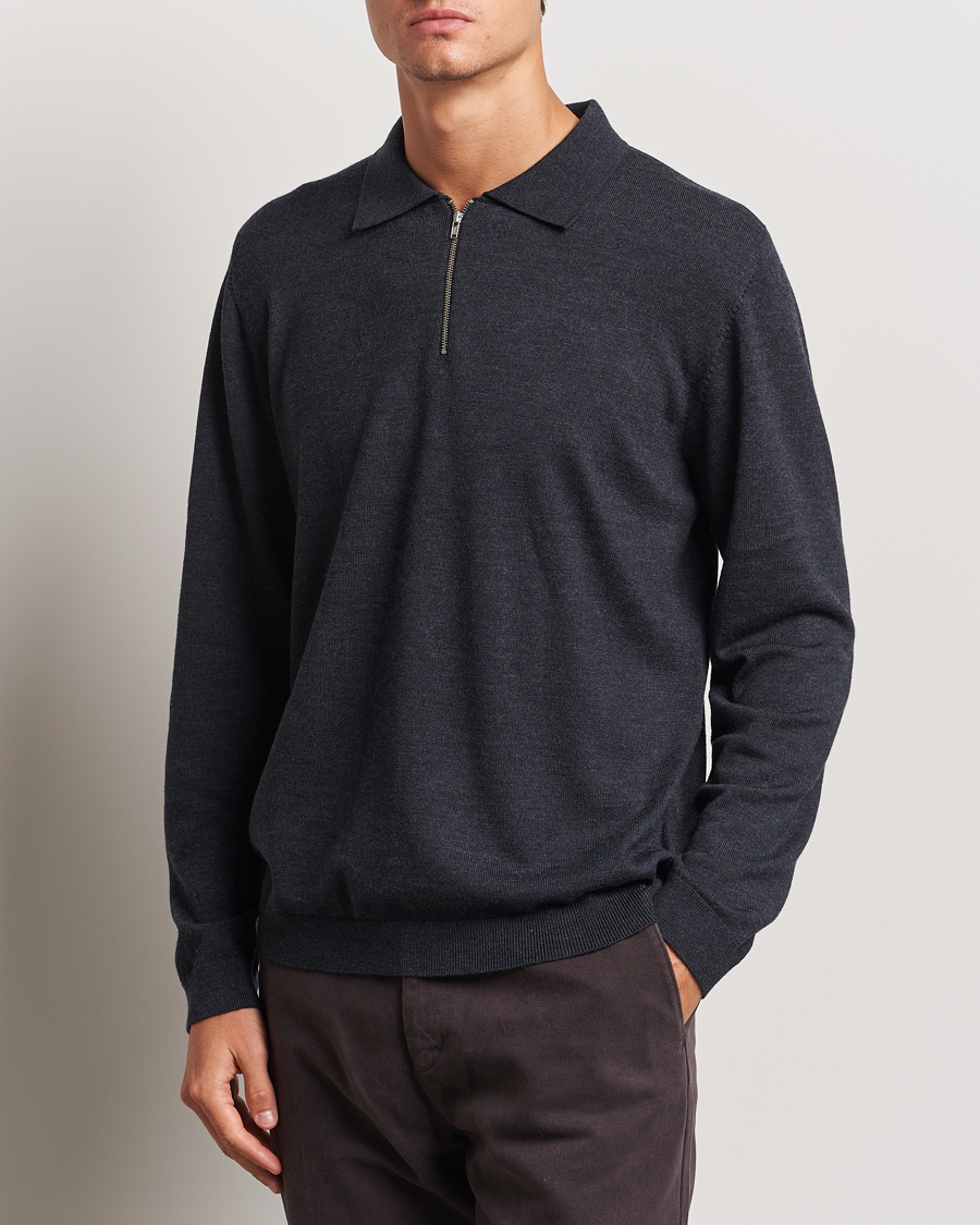 Mies | Puserot | A Day\'s March | Thompson Merino Half-Zip Polo Anthracite