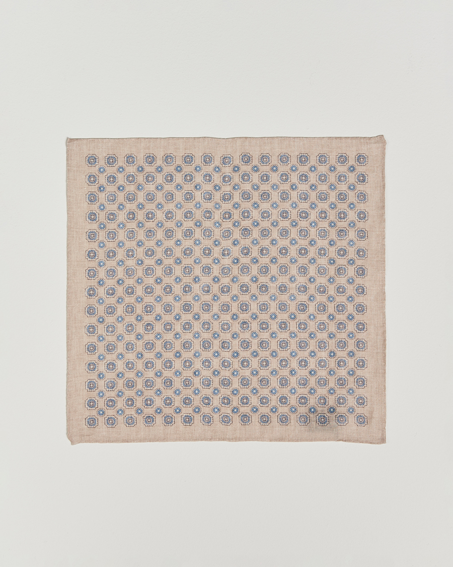 Mies | Amanda Christensen Linen Printed Medallion Pocket Square Sand | Amanda Christensen | Linen Printed Medallion Pocket Square Sand
