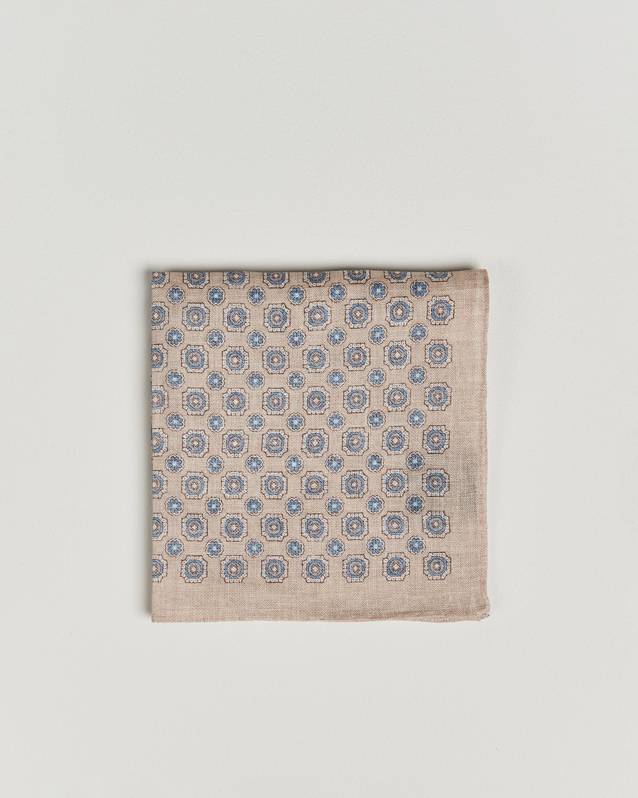 Mies | Amanda Christensen Linen Printed Medallion Pocket Square Sand | Amanda Christensen | Linen Printed Medallion Pocket Square Sand