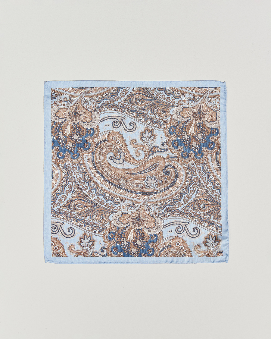 Mies | Amanda Christensen Silk Twill Large Paisley Pocket Square Sky Blue | Amanda Christensen | Silk Twill Large Paisley Pocket Square Sky Blue