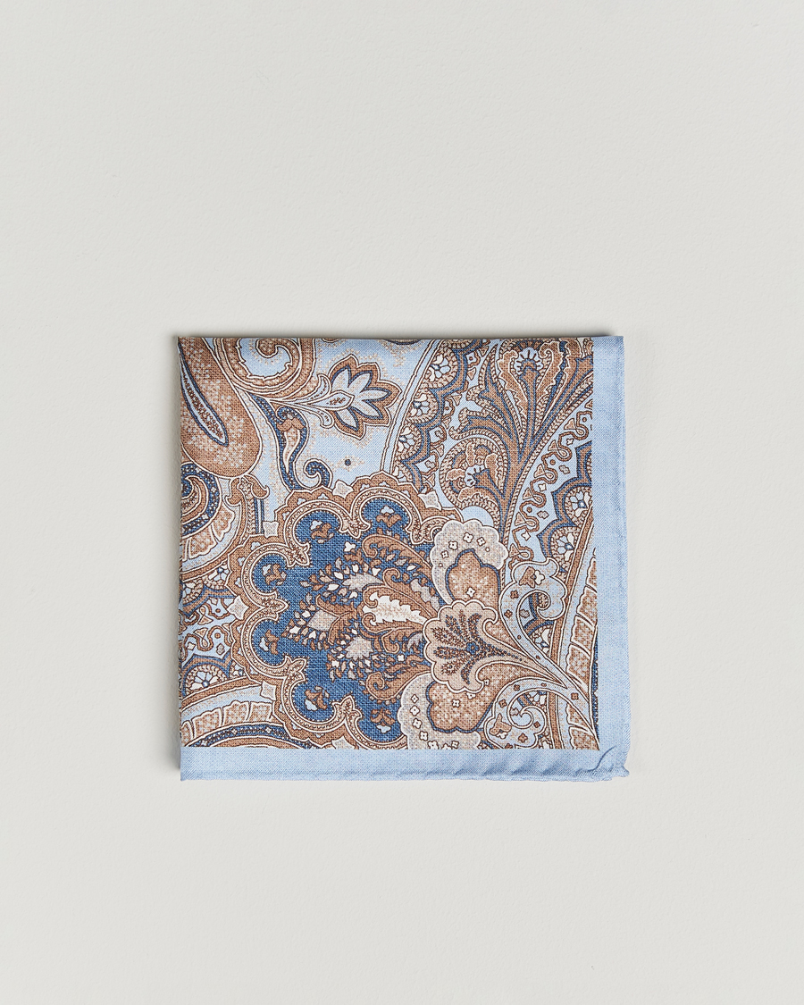 Mies | Amanda Christensen Silk Twill Large Paisley Pocket Square Sky Blue | Amanda Christensen | Silk Twill Large Paisley Pocket Square Sky Blue