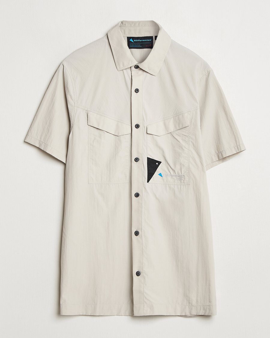 Mies | Kauluspaidat | Klättermusen | Syn Short Sleeve Function Shirt Silver Creme