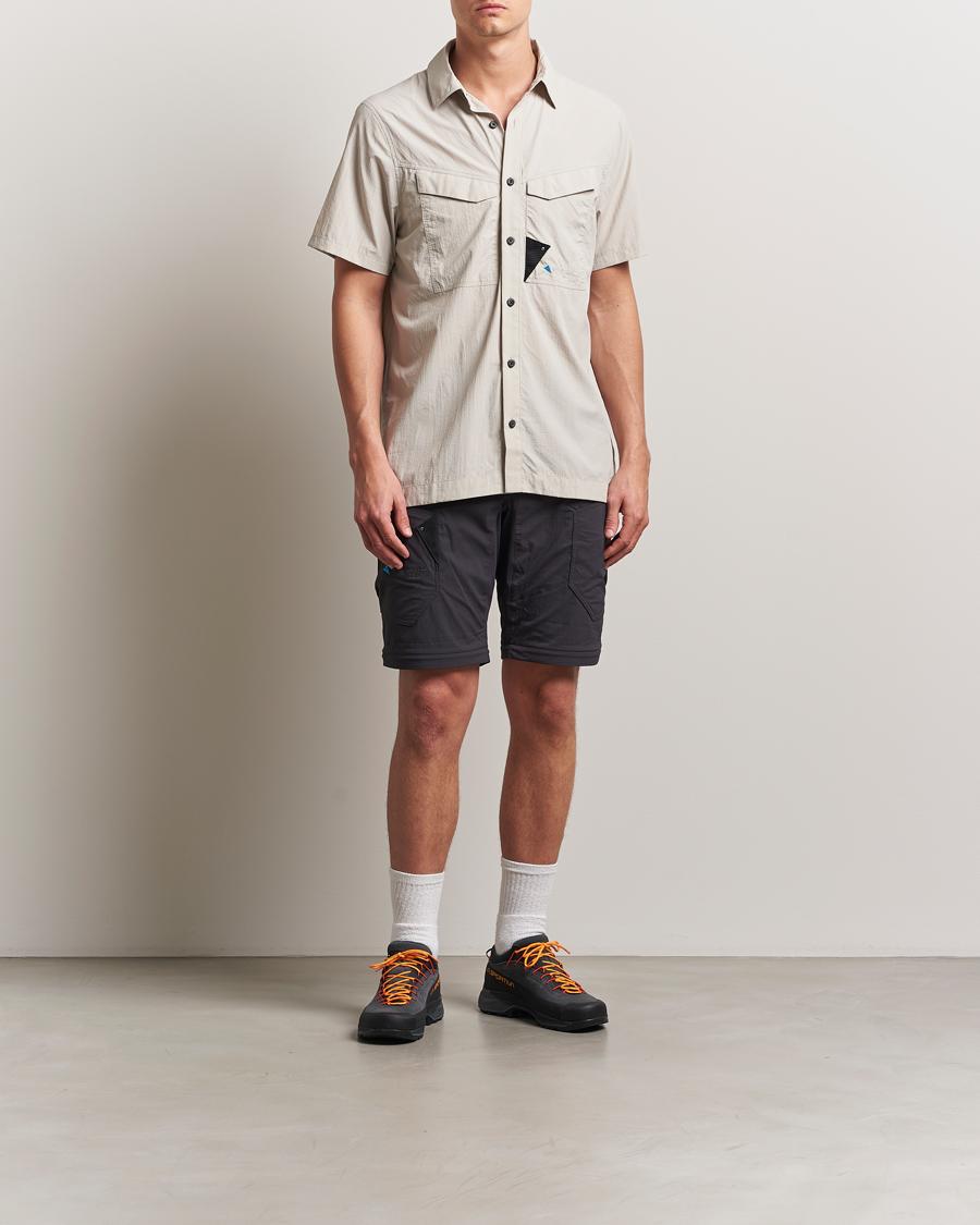 Mies | Kauluspaidat | Klättermusen | Syn Short Sleeve Function Shirt Silver Creme