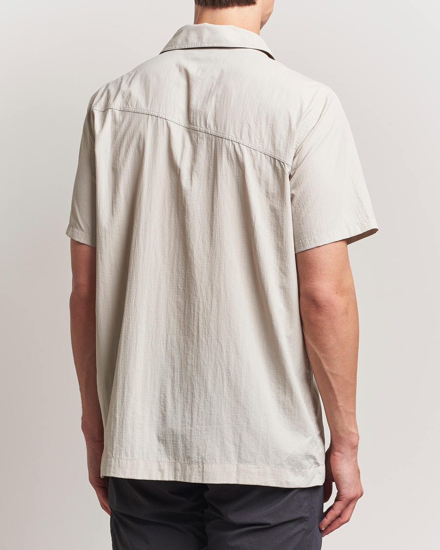 Mies | Kauluspaidat | Klättermusen | Syn Short Sleeve Function Shirt Silver Creme