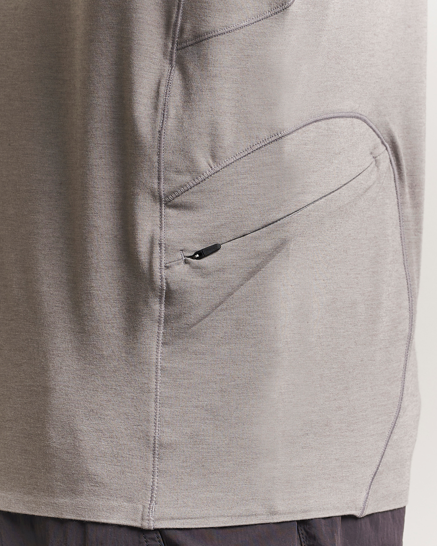 Mies | T-paidat | Oakley | Latitude Flight Shell T-Shirt Cement