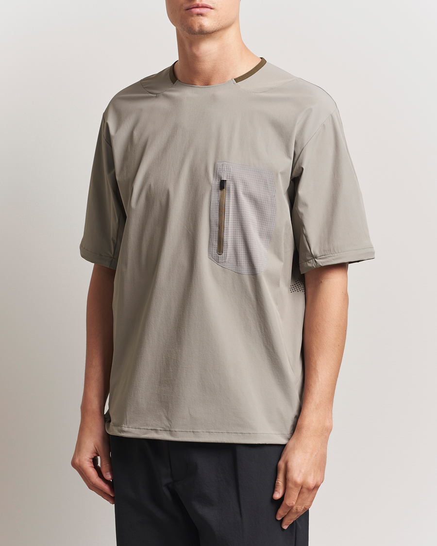 Mies | T-paidat | Oakley | Latitude Flight Convert Shell T-shirt Boulder Green