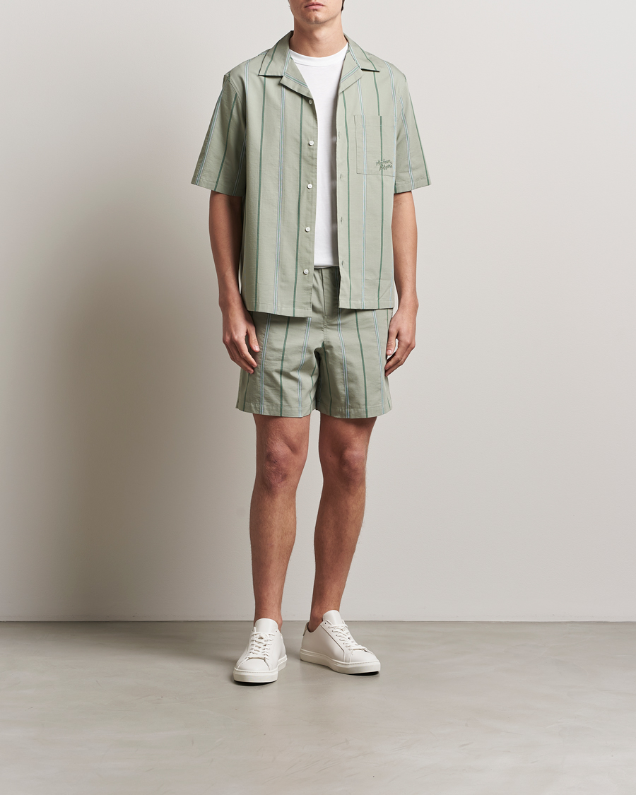 Mies | Kauluspaidat | Maison Kitsuné | Resort Striped Short Sleeve Shirt Vert De Gris