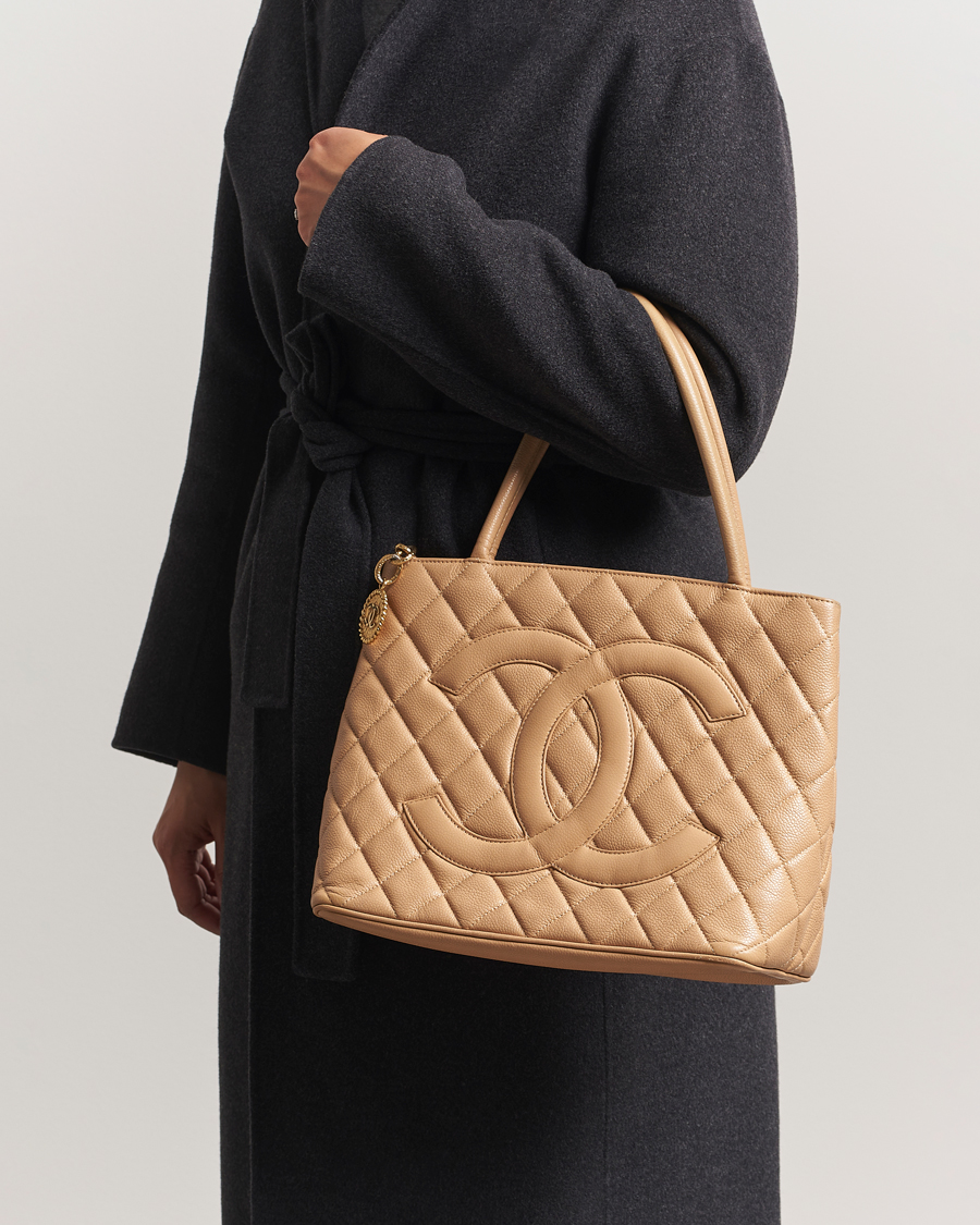 Mies | Chanel Pre-Owned Medallion Tote Bag Caviar Beige | Chanel Pre-Owned | Medallion Tote Bag Caviar Beige